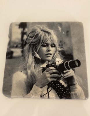 Glasunderlägg - Brigitte Bardot med kamera 