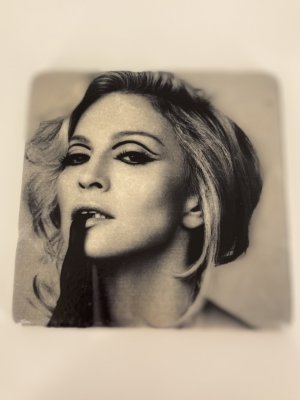 Glasunderlägg - Madonna med handske